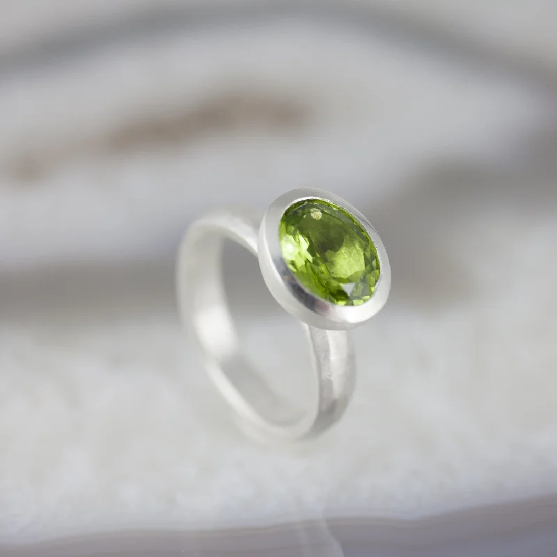 Bold cocktail rings for evening parties-Oval Peridot Stone Set Ring