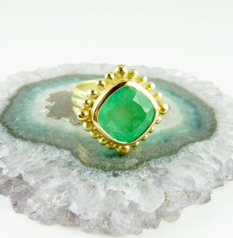 Statement rings for bold fashion statements-Columbian Emerald Courtesan Ring