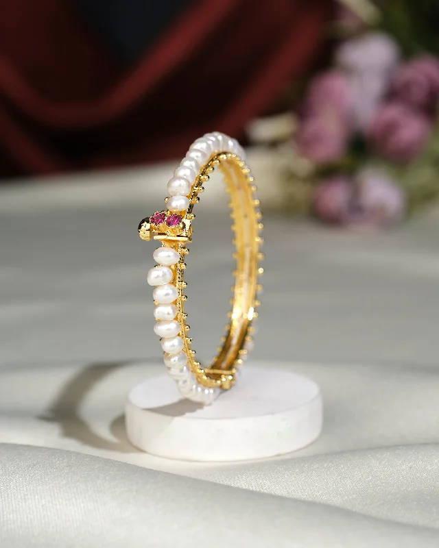 Fashionable bangles for casual everyday style-Simple Pearl Bangle