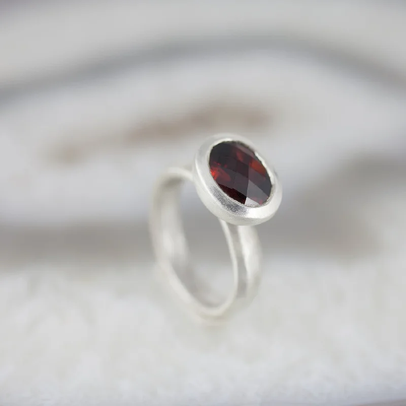 Geometric rings for modern jewelry lovers-Oval Garnet Stone Set Ring