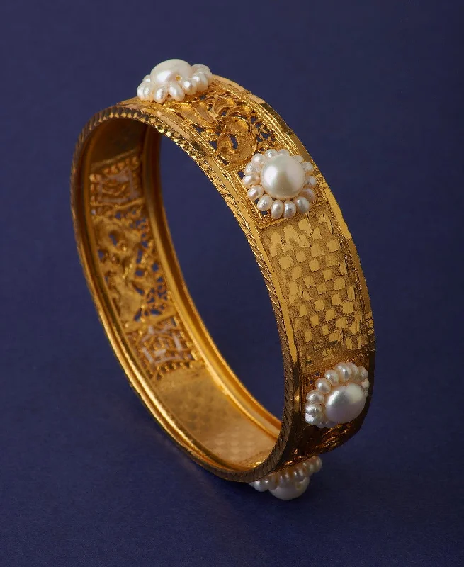 Handcrafted bangles for one-of-a-kind pieces-Trendy Pearl Studded Metallic Pearl Bangle