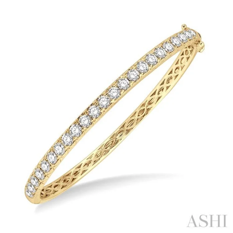 Luxury pearl bangles for sophisticated outfits-3 Ctw Round Cut Diamond Bangle in 14K Yellow Gold