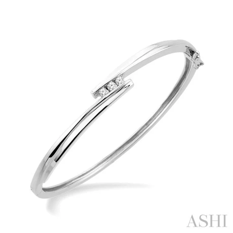 Sleek metal bangles for chic and sophisticated style-1/6 Ctw Round Cut Diamond Bangle in Sterling Silver