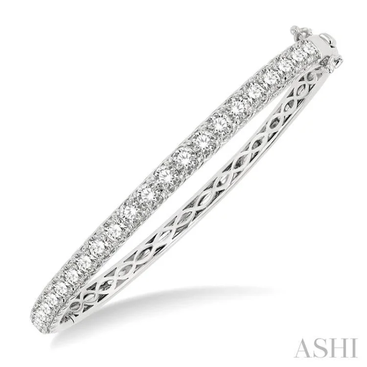 Silver bangles with intricate designs for elegance-4 ctw Round Cut Diamond Bangle in 14K White Gold