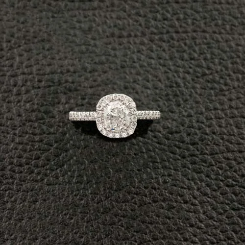 Classic wedding bands for simplicity and style-Halo Diamond Engagement Ring